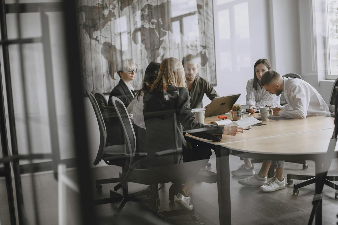 Operatives Team eines Affiliate-Netzwerks prüft Auszahlungspläne am Schreibtisch im Büro