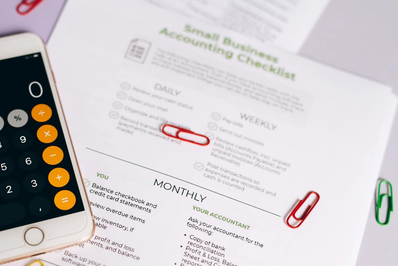 Compliance-Unterlagen und Checkliste zur Unternehmensprüfung auf dem Schreibtisch mit Laptop