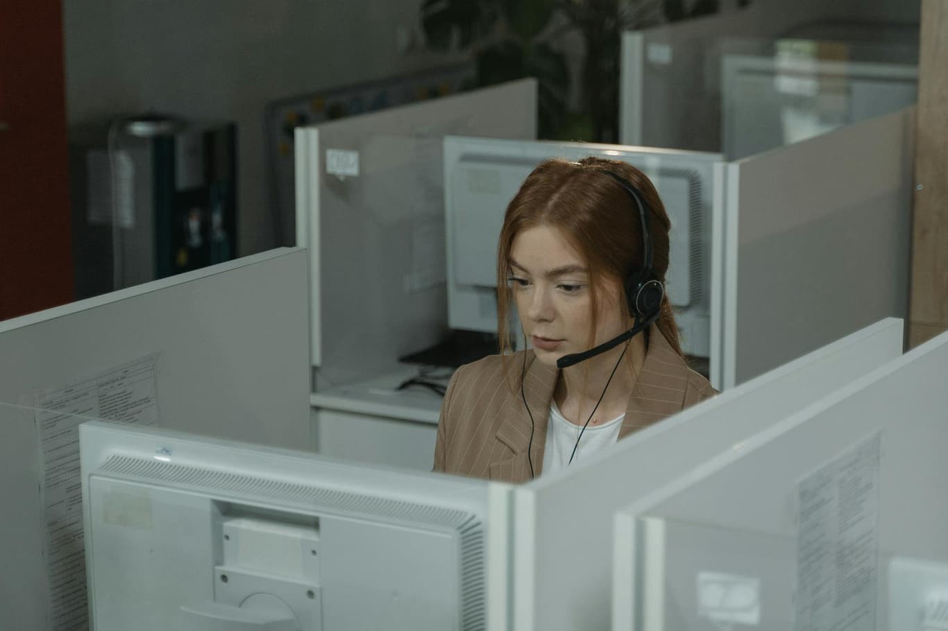 Persönlicher Account Manager bietet Kunden Unterstützung per Headset an einem modernen Arbeitsplatz