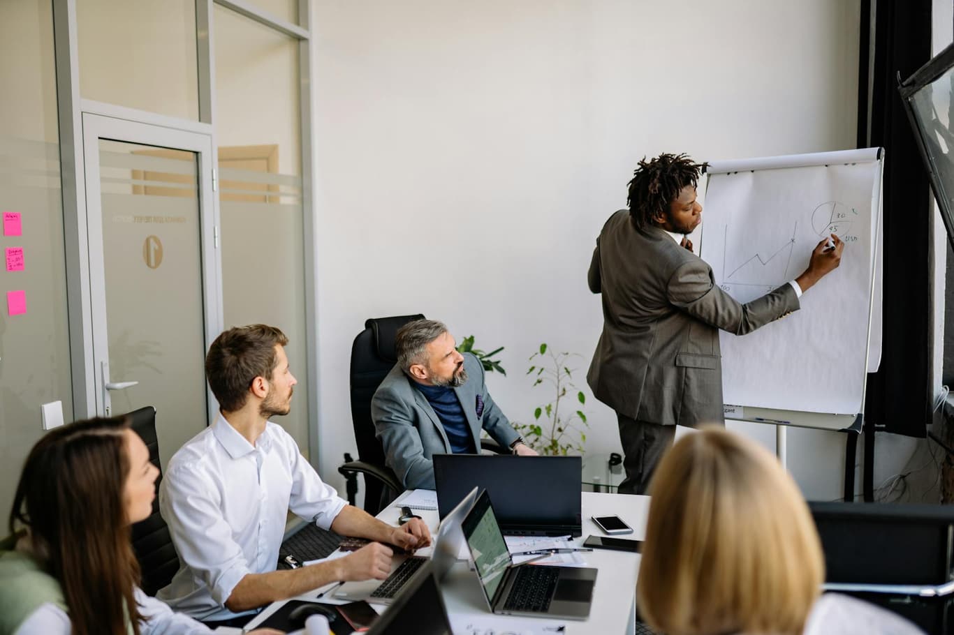 Geschäftsleute prüfen die Compliance grenzüberschreitender Zahlungen in einem modernen Büro