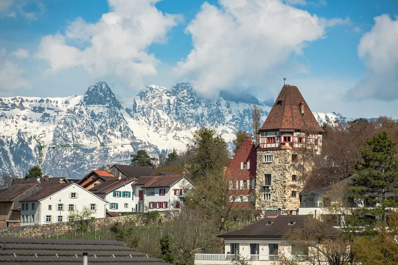 Liechtensteiner Finanzplatz vor alpiner Kulisse als Symbol für die regulatorische Angleichung an den EWR