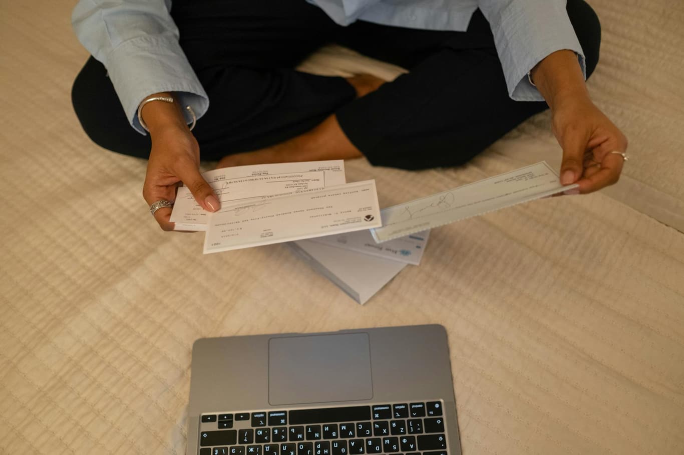 Unterlagen aus dem Bereich Corporate Finance und ein Laptop, der die Verwaltung von Multi-Währungs-Konten zeigt
