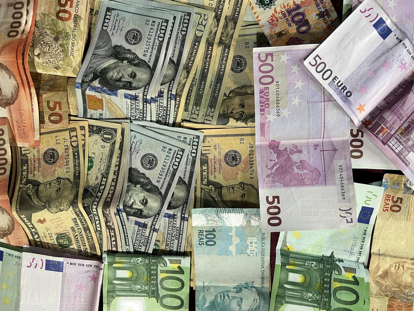 Banknoten in Euro, US-Dollar, britischem Pfund und Schweizer Franken als Symbol für Multi-Währungs-Konten