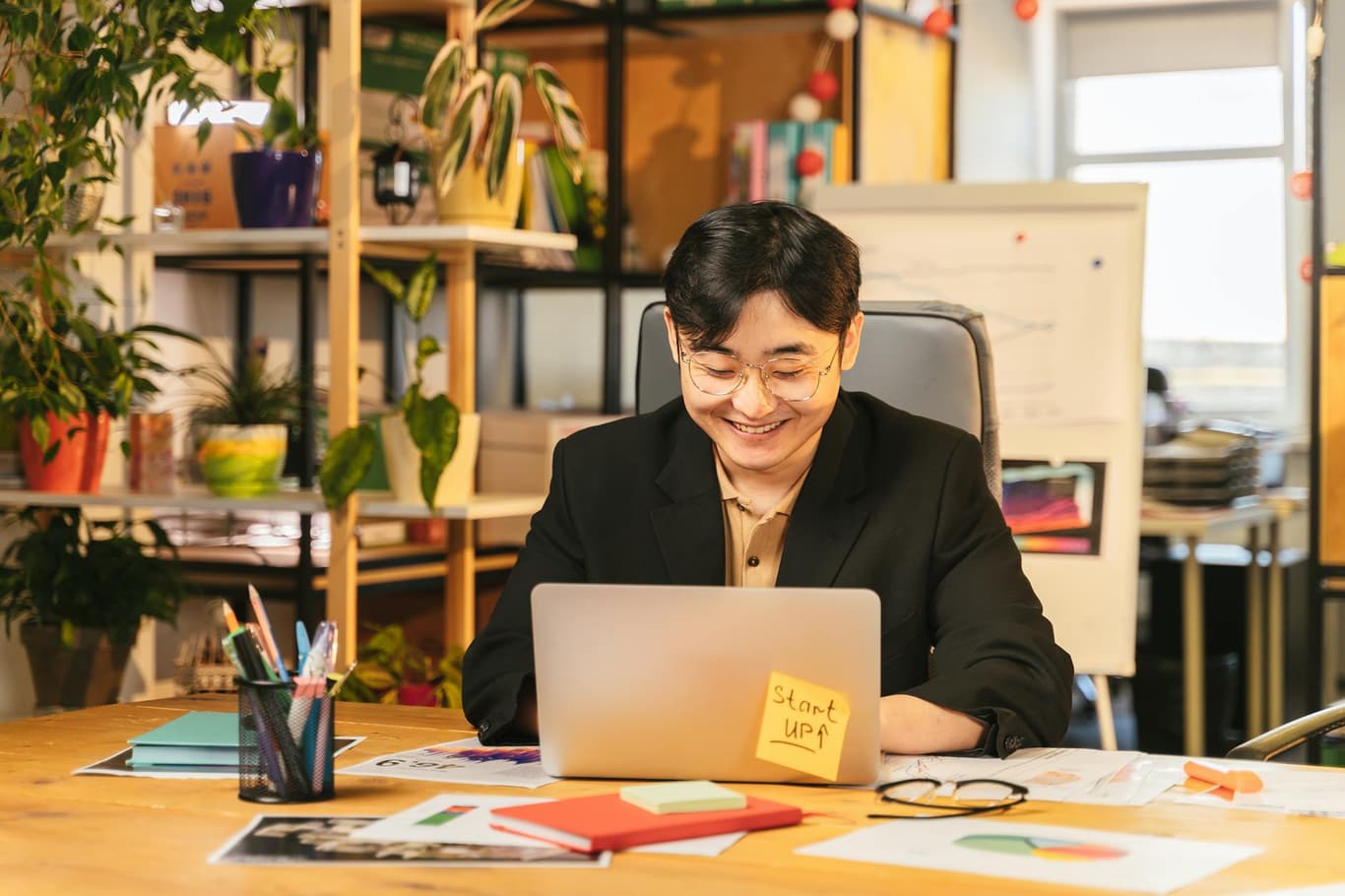 Unternehmerin prüft Finanzkonten am Laptop in einem modernen Büro