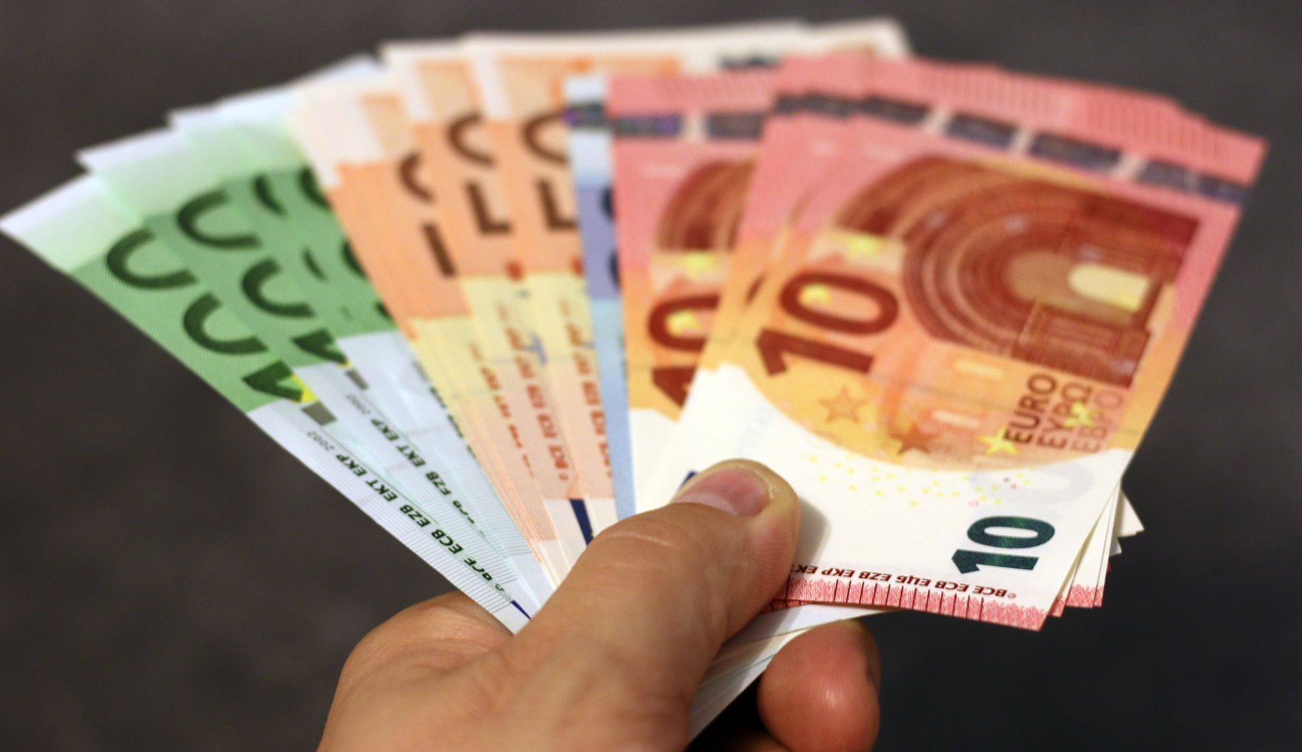 Mehrere Währungen Banknoten auf Tisch – Multi-Währungs-Konten für internationale Zahlungen