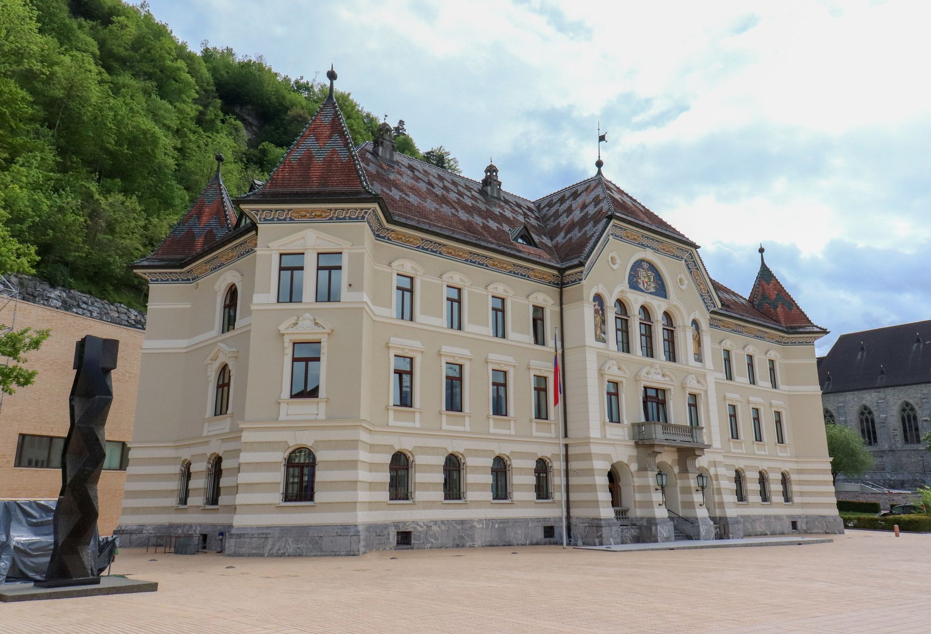Regierungsgebäude in Liechtenstein symbolisiert FMA-Aufsicht und Regulierung