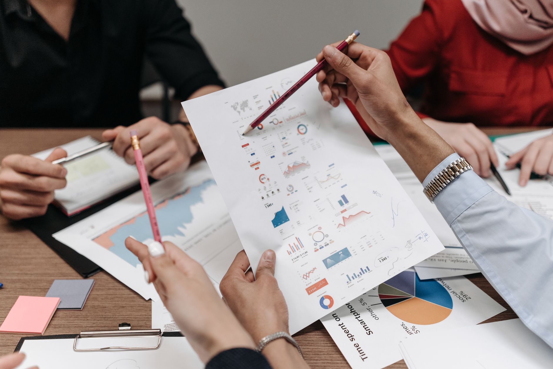Geschäftsdokumente auf Schreibtisch zeigen regulatorische Due Diligence