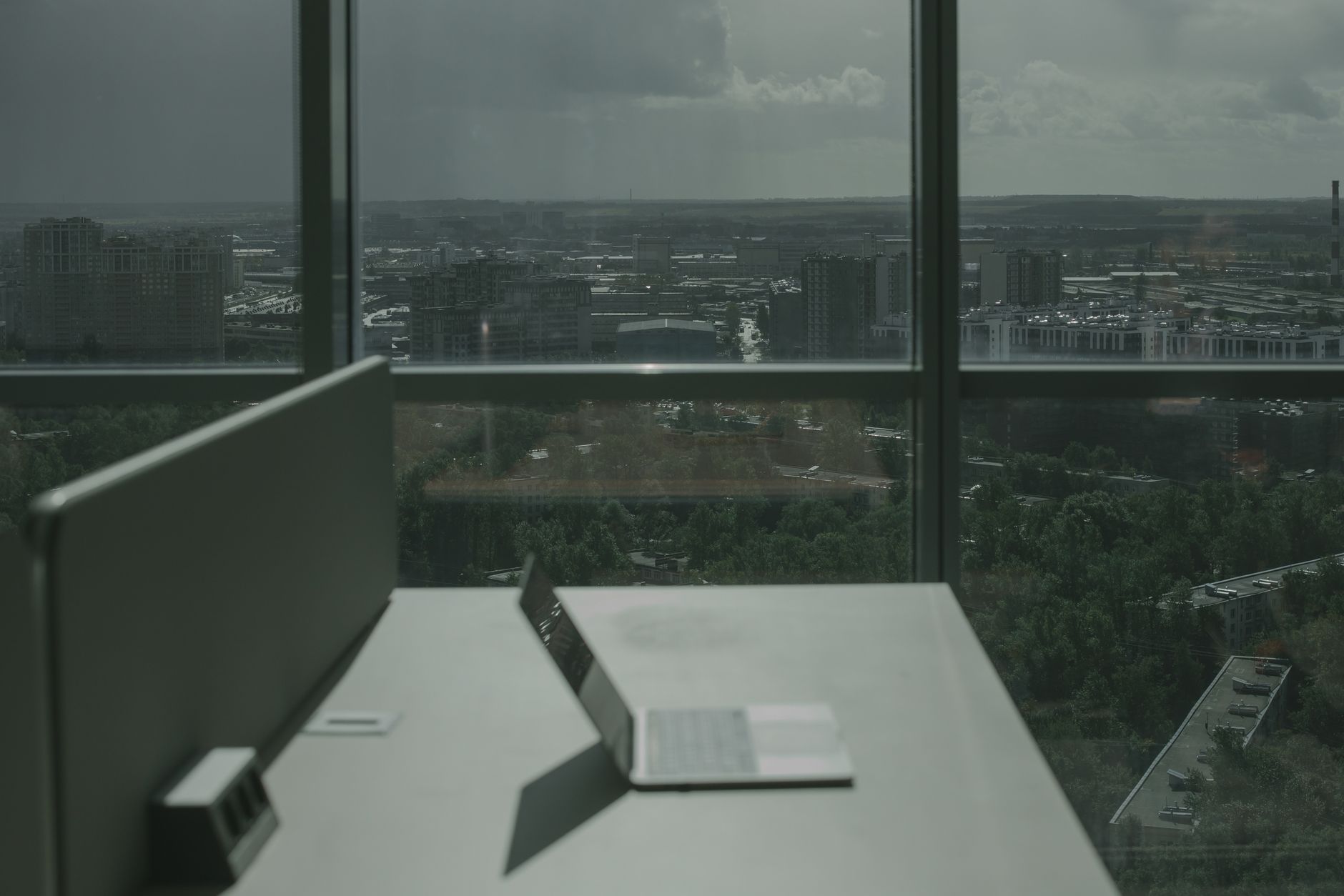 Modernes Firmenbüro mit Laptop zeigt digitale Finanzinfrastruktur