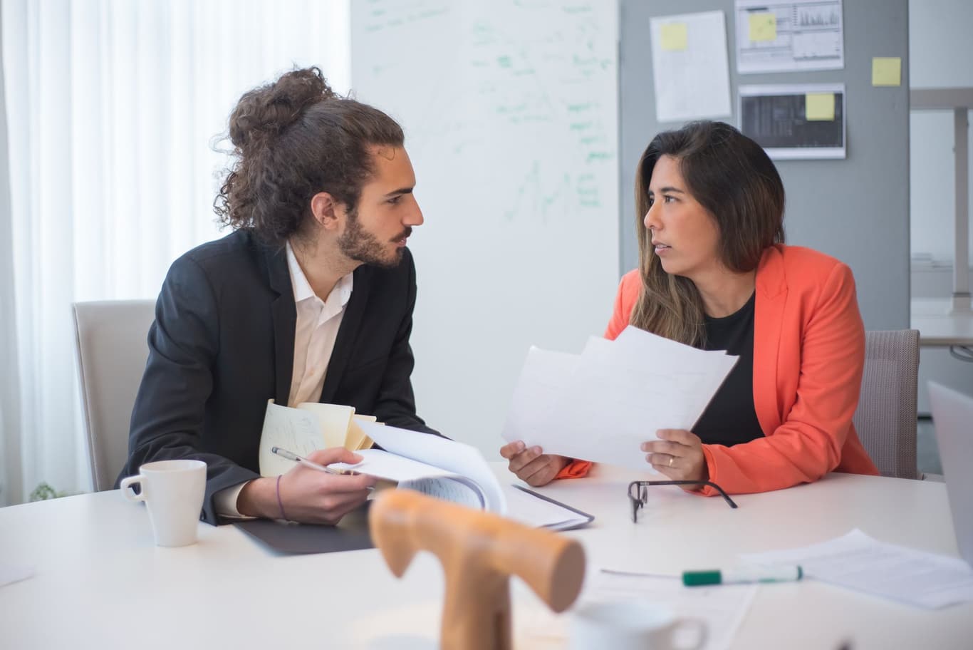 Europäische Geschäftsleute prüfen Dokumente in einem modernen Firmenbüro