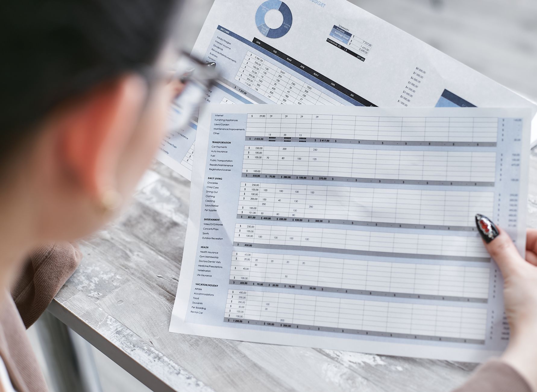 Finanzunterlagen und Tabellenkalkulationen zur Analyse von Währungskosten auf einem Schreibtisch