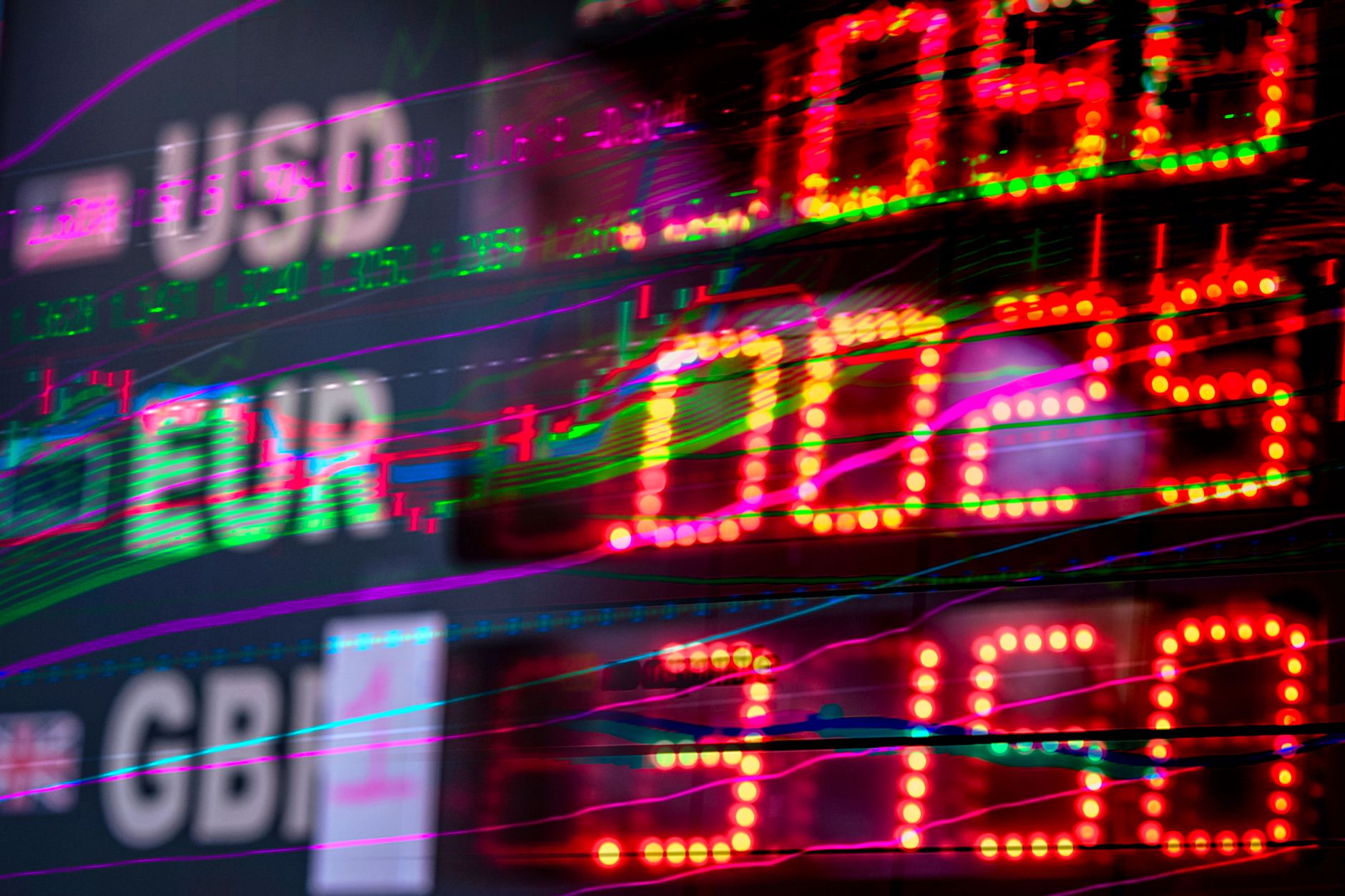 Wechselkurstafel zeigt verschiedene Währungspaare und Spreads in einem Finanzinstitut