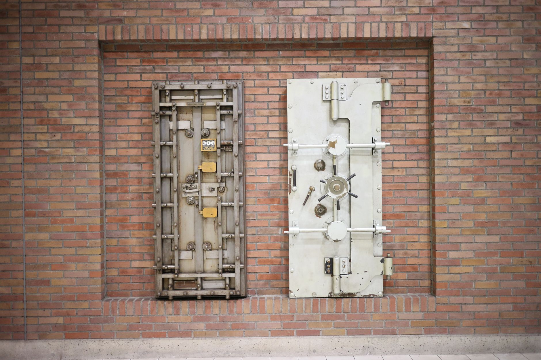 Sichere Banktresoranlage, die Vermögensschutz und Compliance symbolisiert
