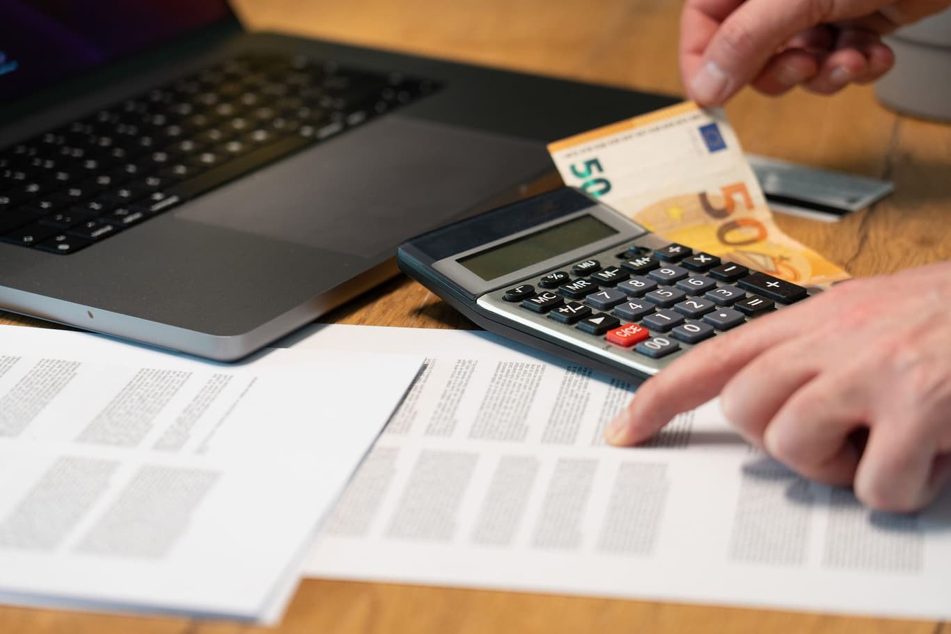 Unternehmensfinanzielle Dokumente und Mehrwährungskonten auf einem Schreibtisch der Führungsebene