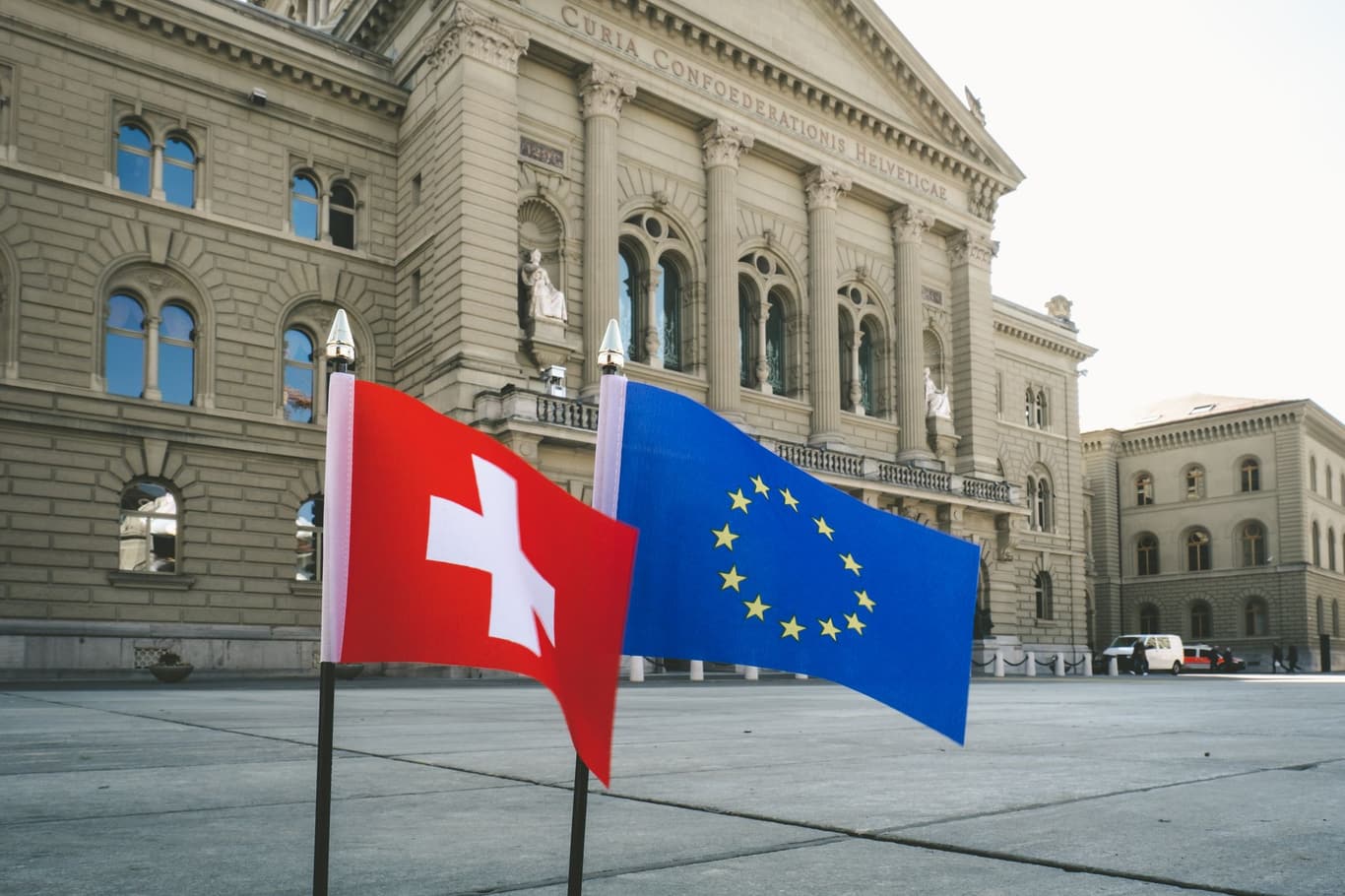 Flaggen des Europäischen Wirtschaftsraums, die EWR-Passporting-Rechte und den Regulierungsrahmen repräsentieren