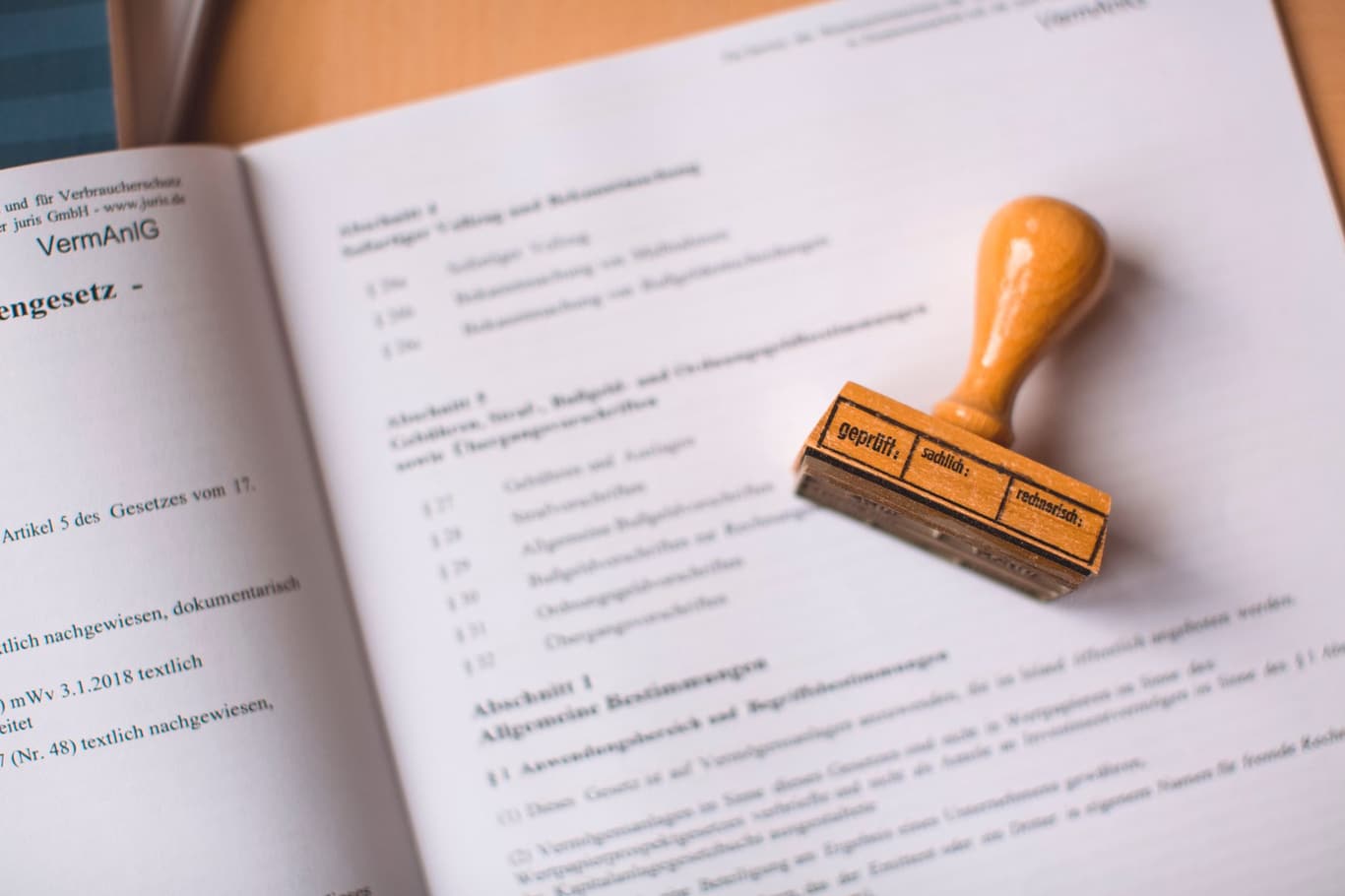 Compliance-Unterlagen und regulatorische Dokumente auf einem Schreibtisch