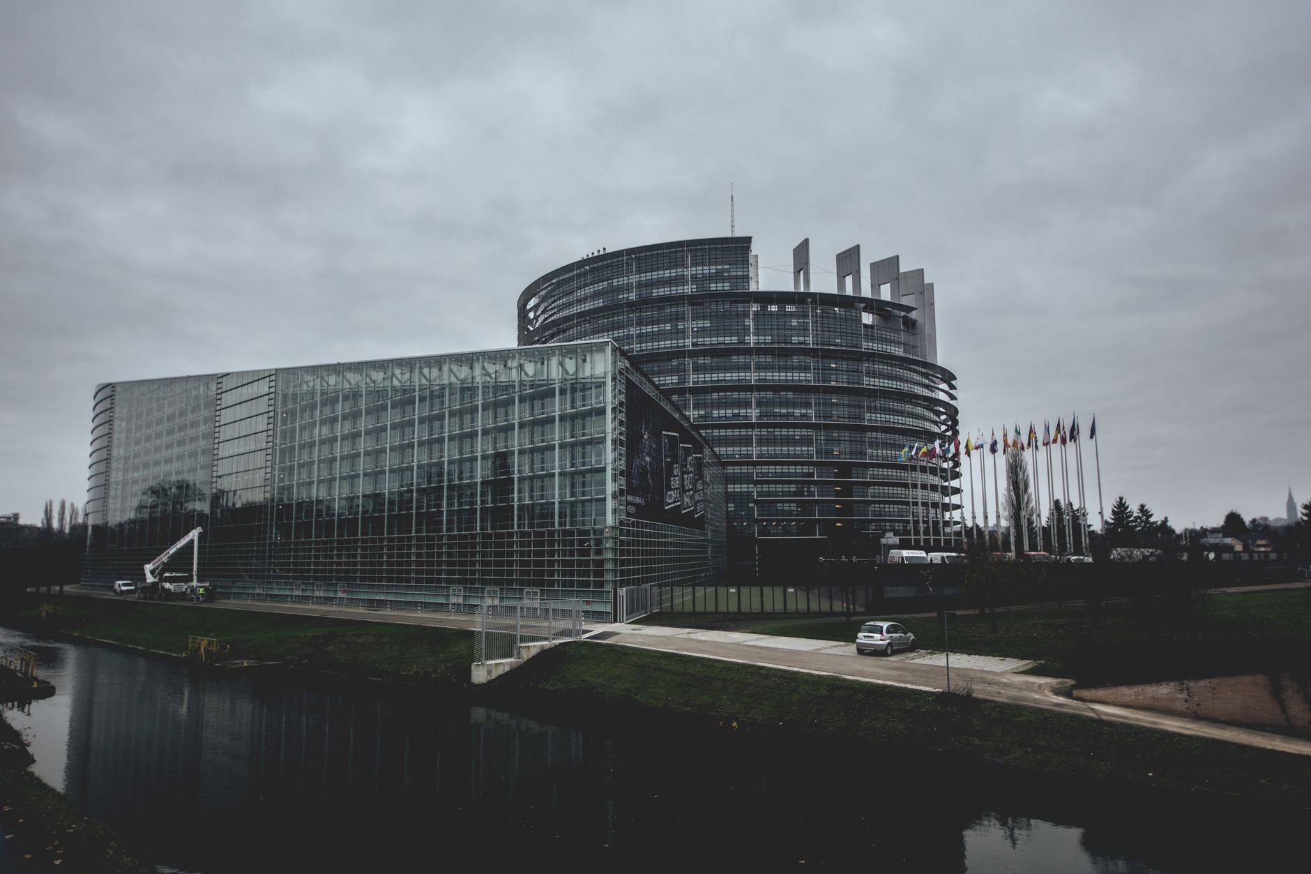 Europäische Flaggen vor Parlamentsgebäude symbolisieren EWR-weite Regulierungsanerkennung