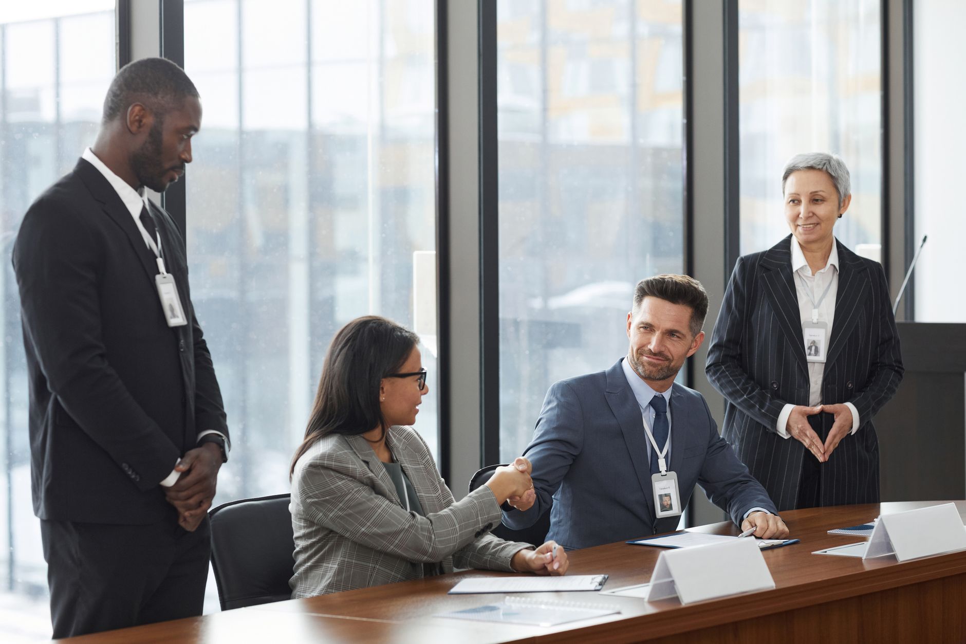 Geschäftspartner beim Handshake stehen für internationale Holdingstrukturen und Flexibilität