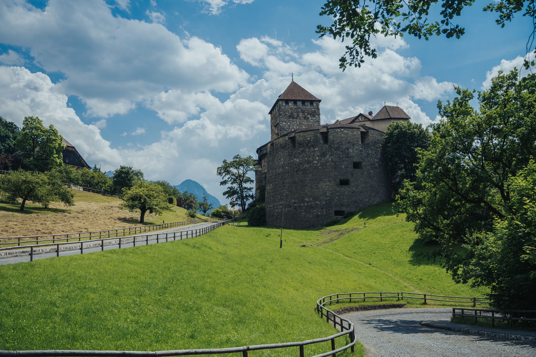 Schloss Vaduz in Liechtenstein mit Alpenkulisse – Symbol für Stabilität und Regulierung