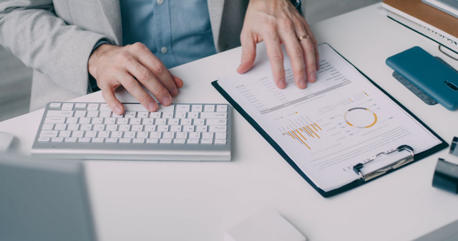 Finanzdokumente und Laptop auf Schreibtisch – Steuerplanung und Compliance