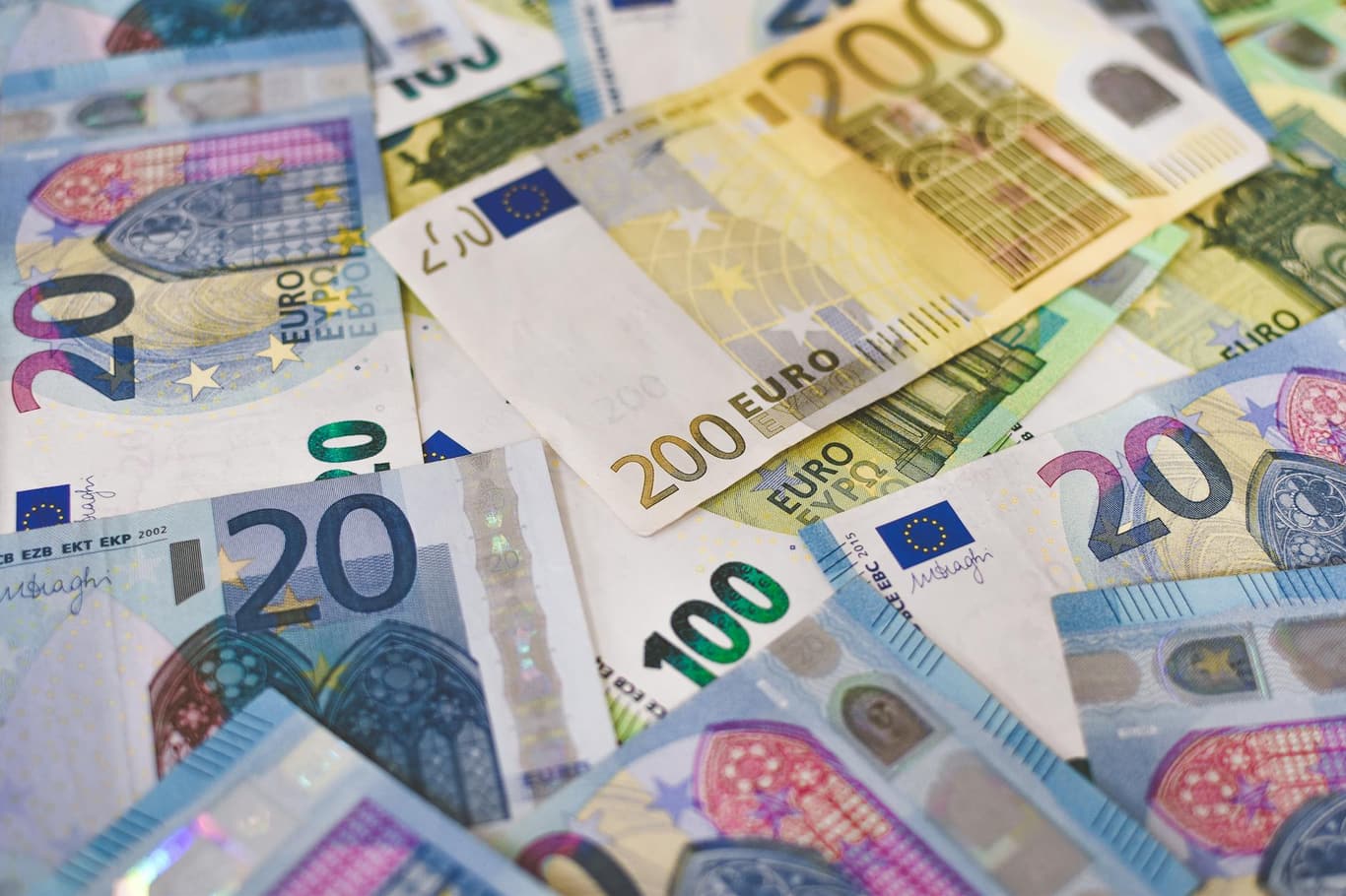 Euro-Banknoten und Devisendokumente auf einem Geschäftstisch