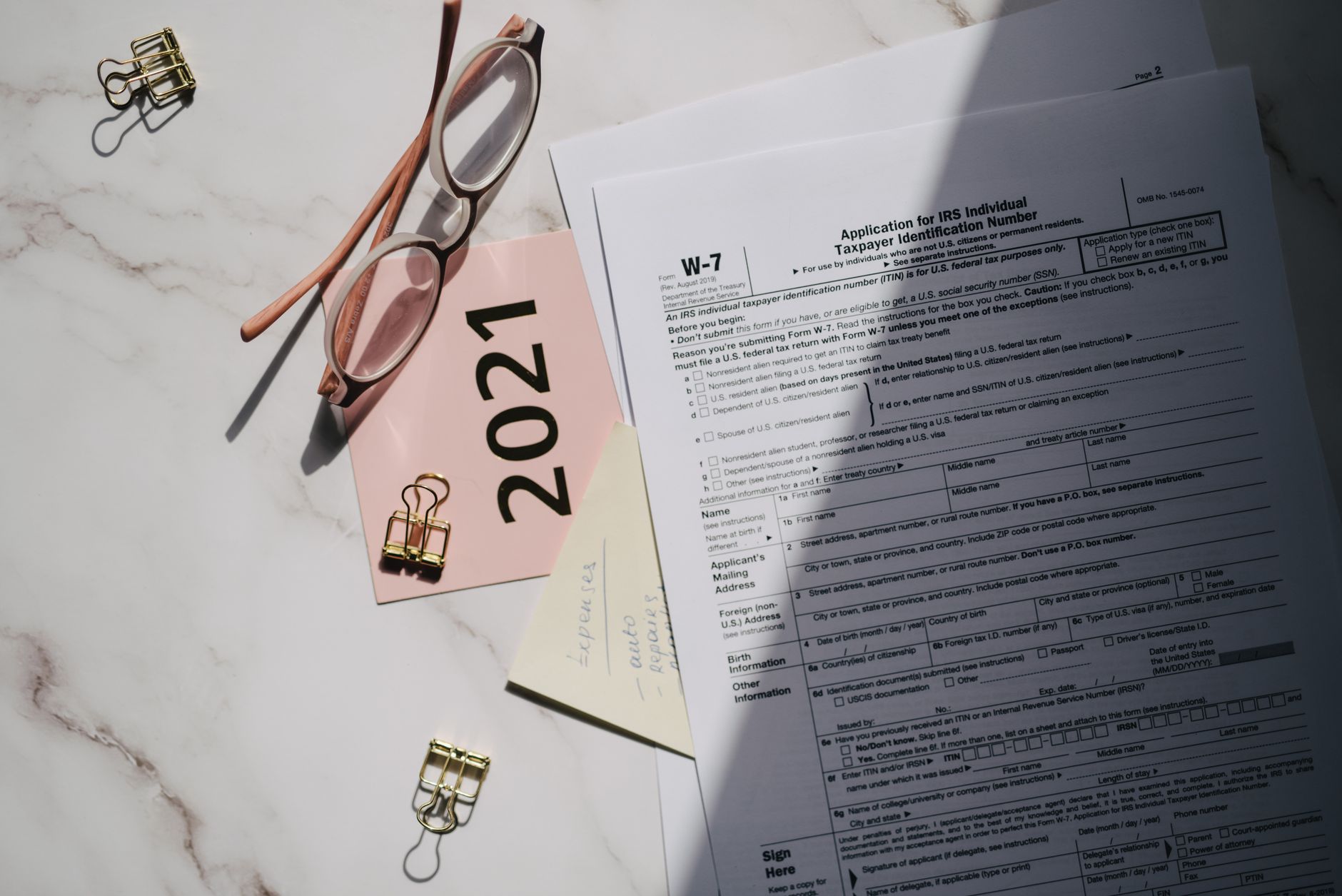 Geschäftsdokumente und Compliance-Unterlagen auf einem Schreibtisch