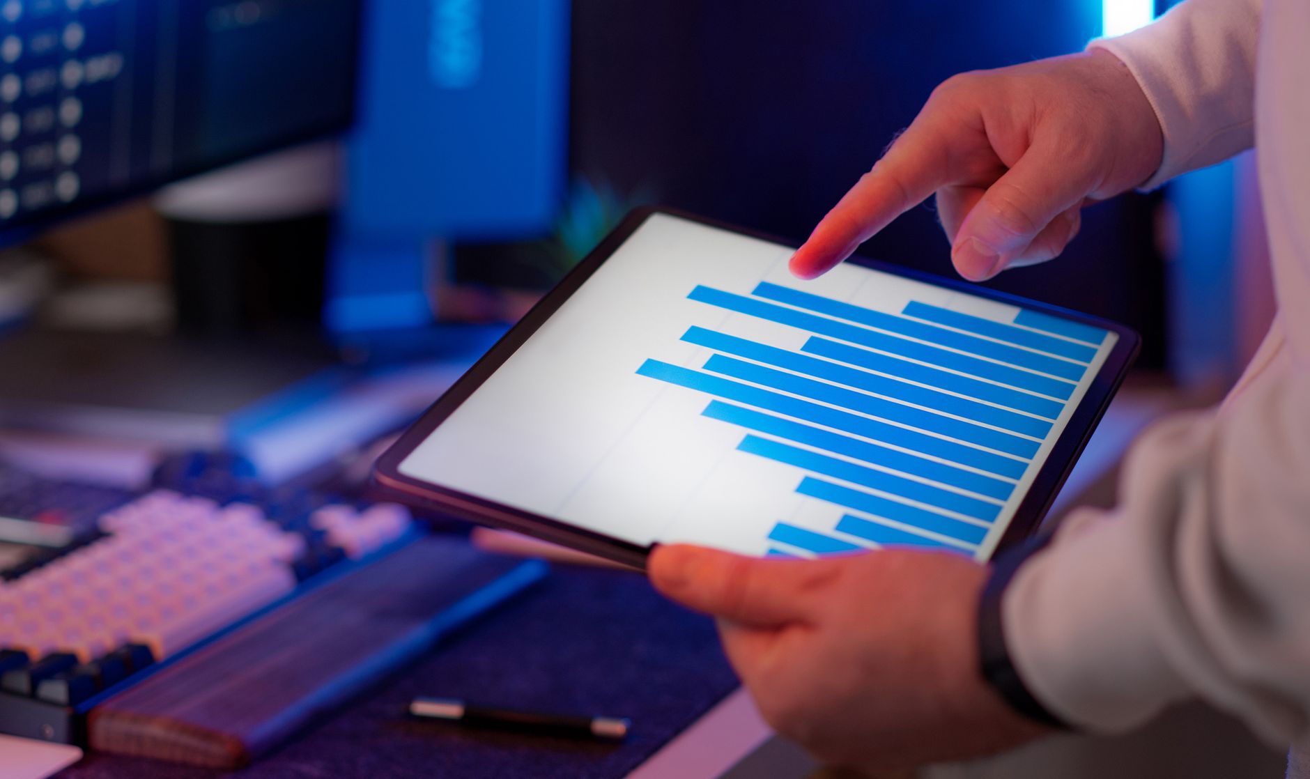Finanzieller Vergleich auf einem Tablet-Bildschirm – Tantum vs 3S Money Entscheidungstabelle