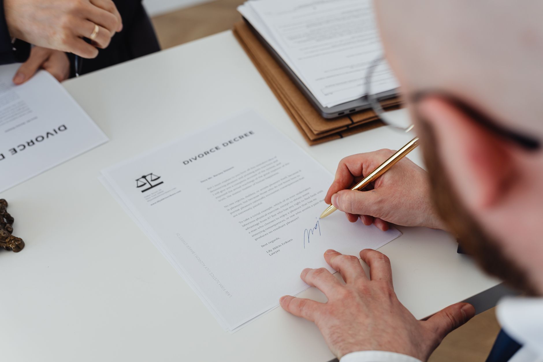 Geschäftsdokumente auf Schreibtisch zeigen Corporate-Account-Verwaltung und Vertragsstruktur