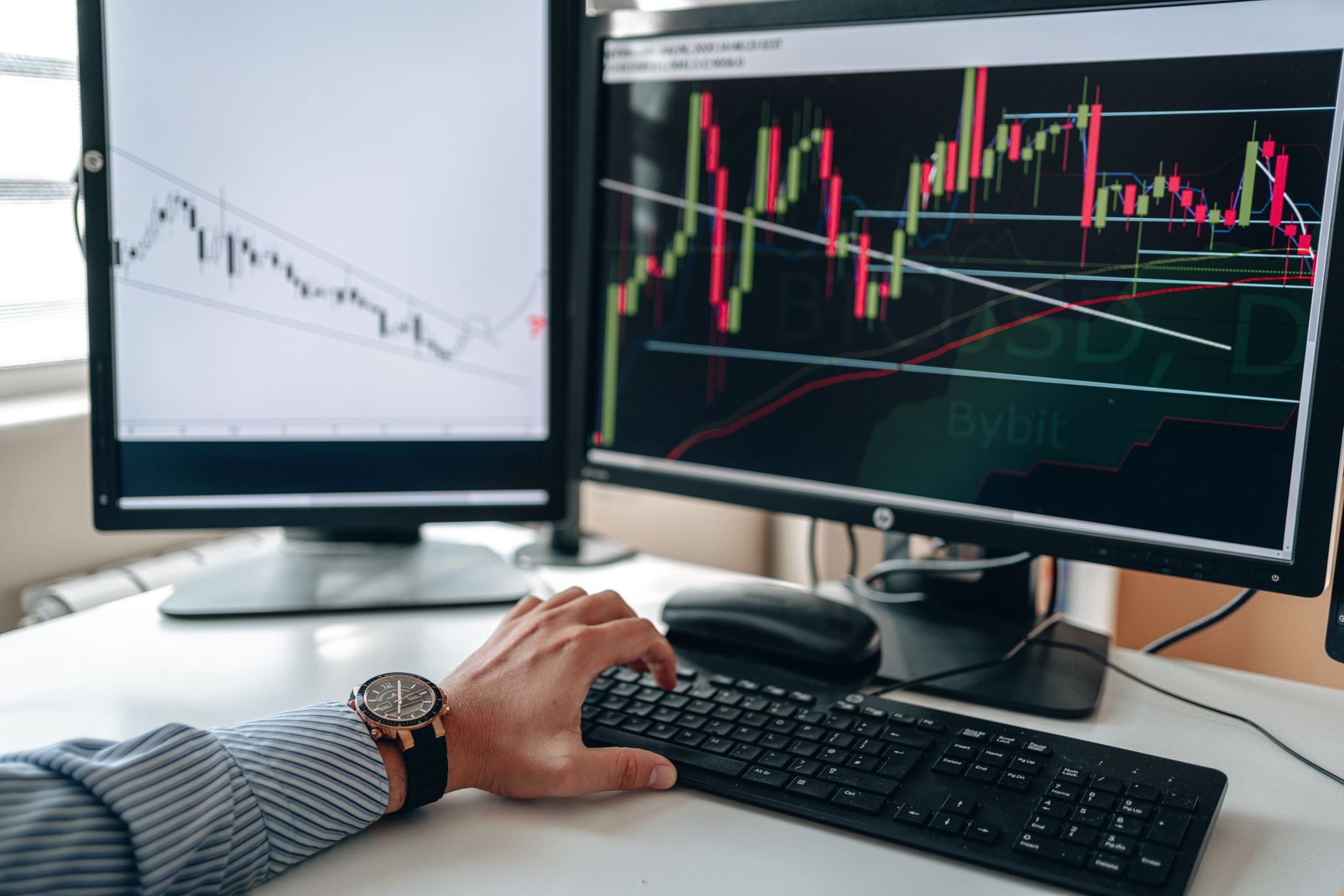 Mehrere Bildschirme zeigen Finanzströme – redundante Kontostruktur für Geschäftskontinuität