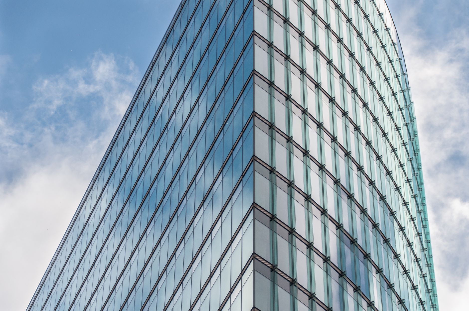 Modernes Bürogebäude symbolisiert regulierte EMI-Infrastruktur und Finanzdienstleistungen